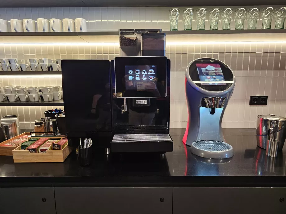 Coffee machine and soft drinks from the post-mix