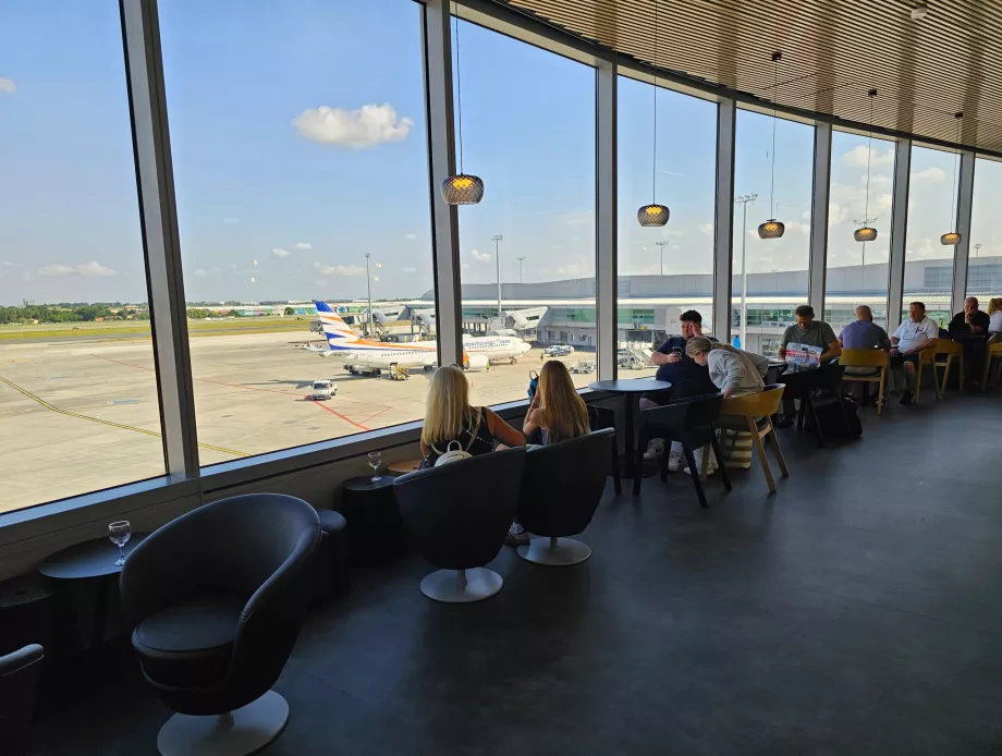 View from the lounge to the airport apron