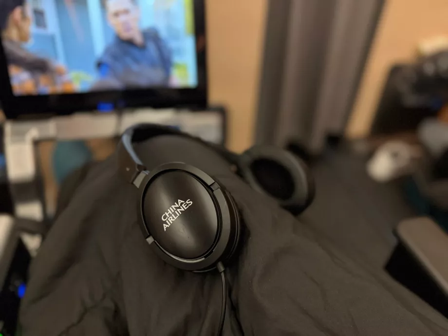 Noise cancelling headphones