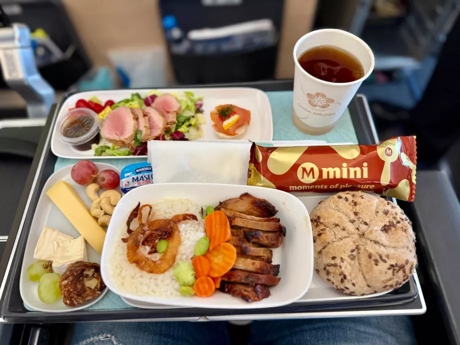 Meal #1 on flight CI68