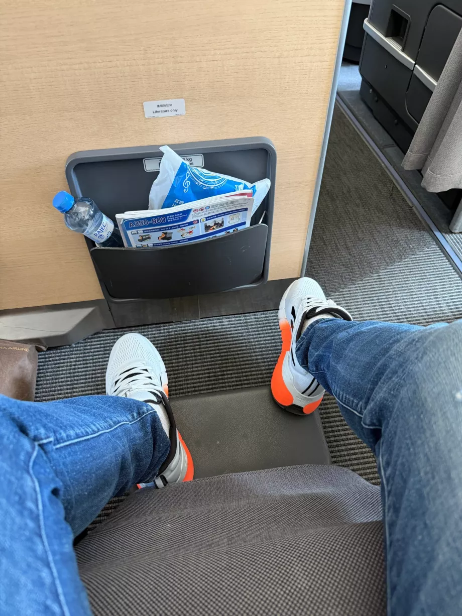 Legroom with extendable footrest