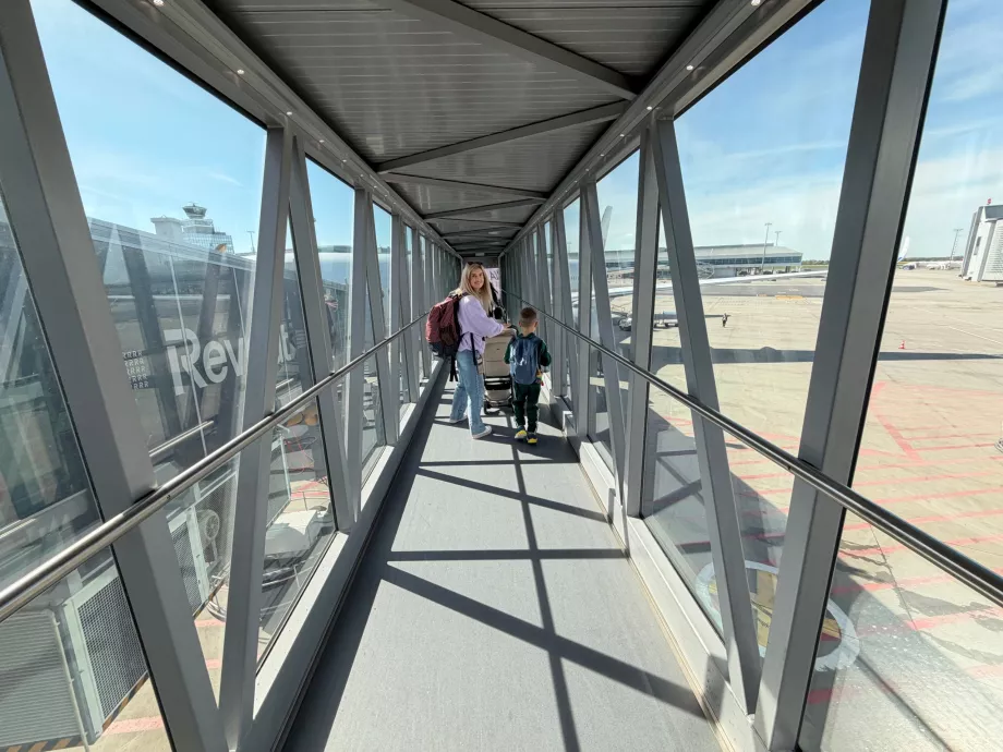 A350-900 boarding bridge
