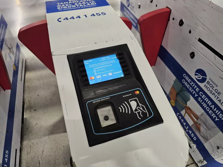 Fare payment by contactless card or Istanbulkart