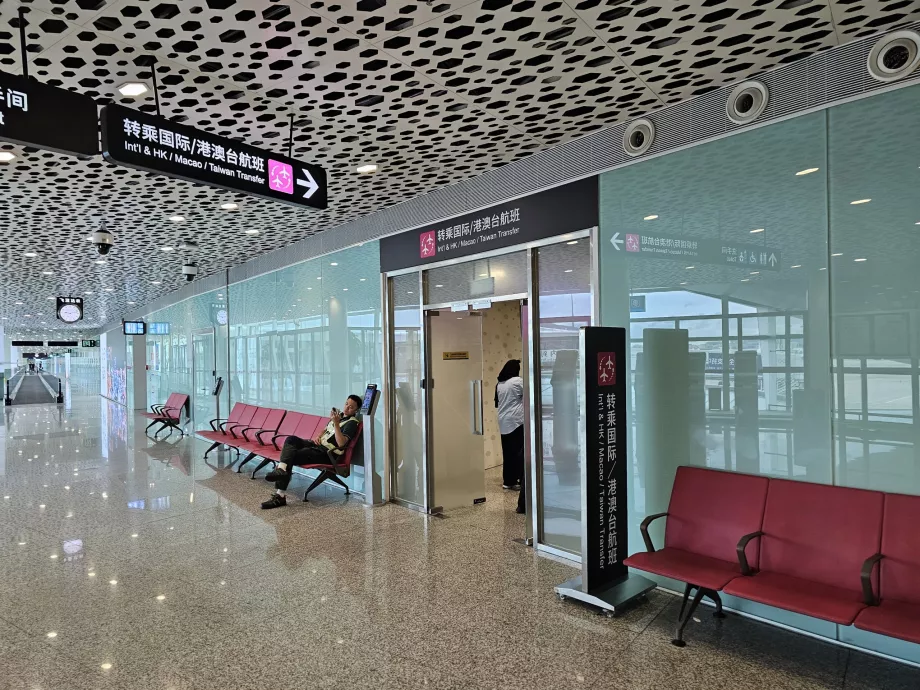 International transfer between flights