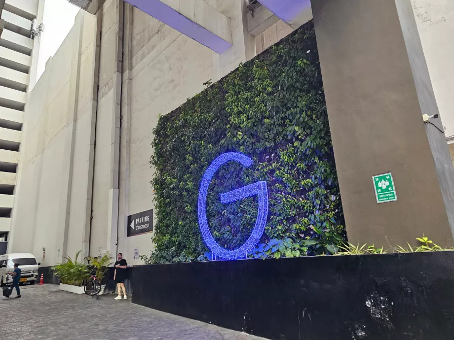 Hotel Pullman G sign